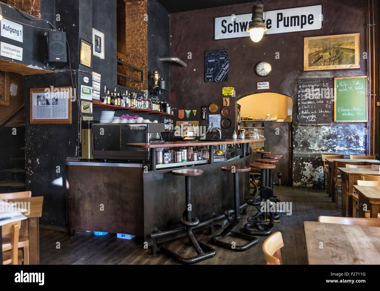 Schwarze Pumpe, interno tradizionale pub d'angolo tedesco, bar locale che serve cibo e bevande. Sgabelli fatti di tubi industriali rigenerati - Mitte, Berlino Foto Stock