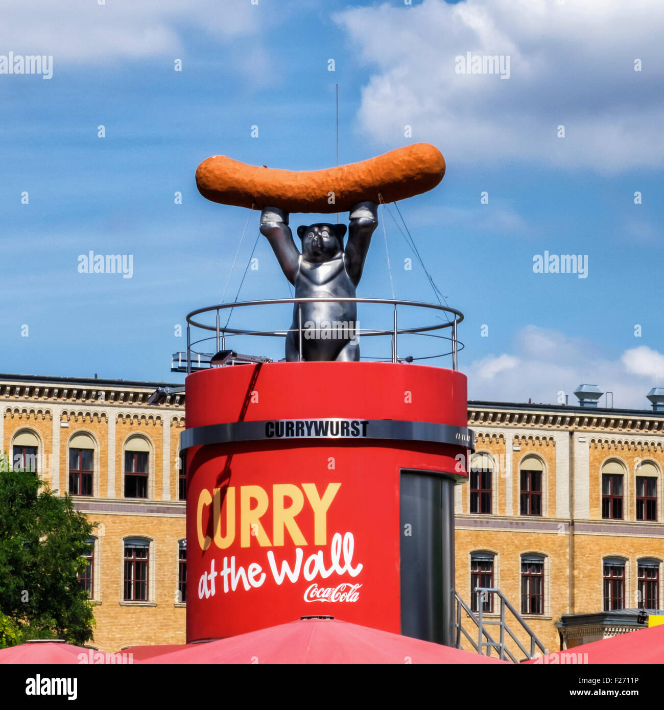 Berlin Curry al muro, Diner vendere Currywurst rabboccato con Berlin Bear nad salsiccia gigante Foto Stock