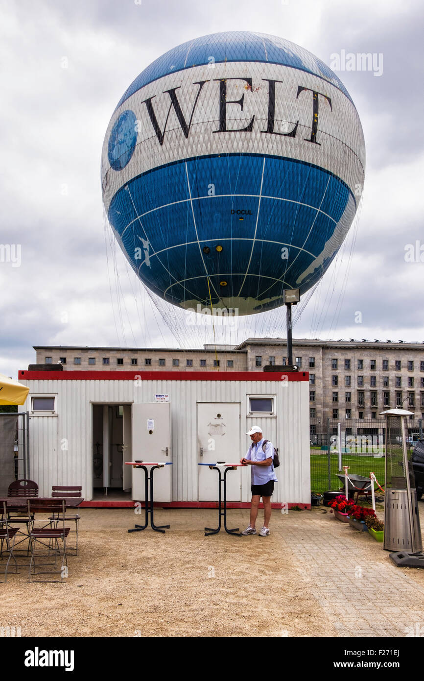Berlin tethered palloncino elio, Die Welt, il mondo. Attrazione turistica per antenna vedute urbane della città capitale Foto Stock