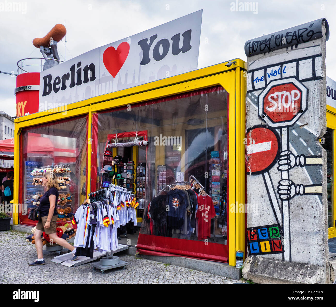 Berlin attrazione turistica, negozio di curiosita' e la vendita di cimeli e il muro di Berlino il frammento Foto Stock