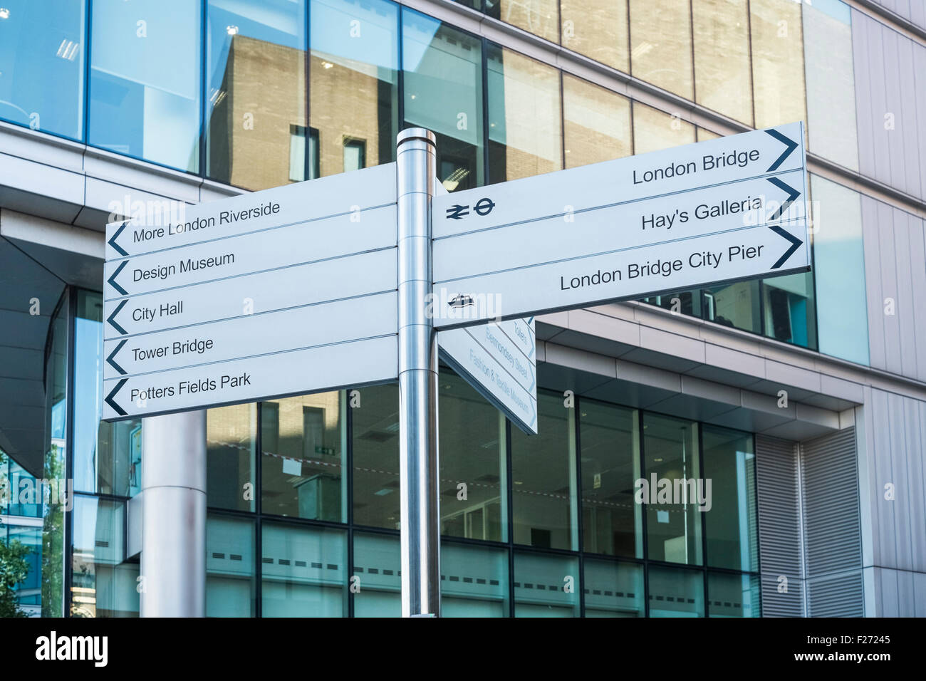 Segno di direzione si trova a più di Londra, Riverside, Southwark, Londra, Inghilterra, Regno Unito Foto Stock