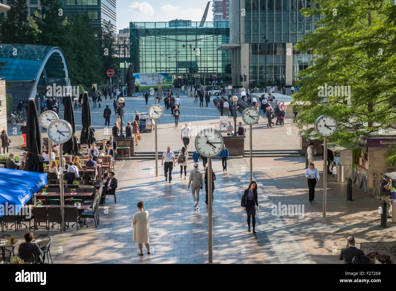 Area pedonale di Plaza Reuters, Canary Wharf il quartiere finanziario di Londra, Inghilterra REGNO UNITO Foto Stock