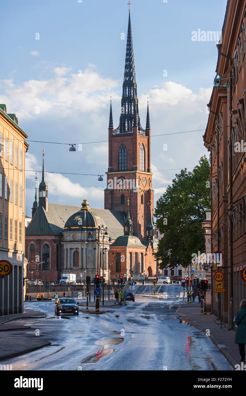 Vetture su strada con la chiesa in background, CHIESA DI RIDDARHOLM, Stoccolma, Svezia Foto Stock