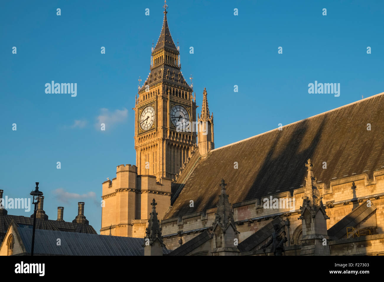 Iconico punto di riferimento il Big Ben si illumina nel tardo pomeriggio di sole, London, England, Regno Unito Foto Stock
