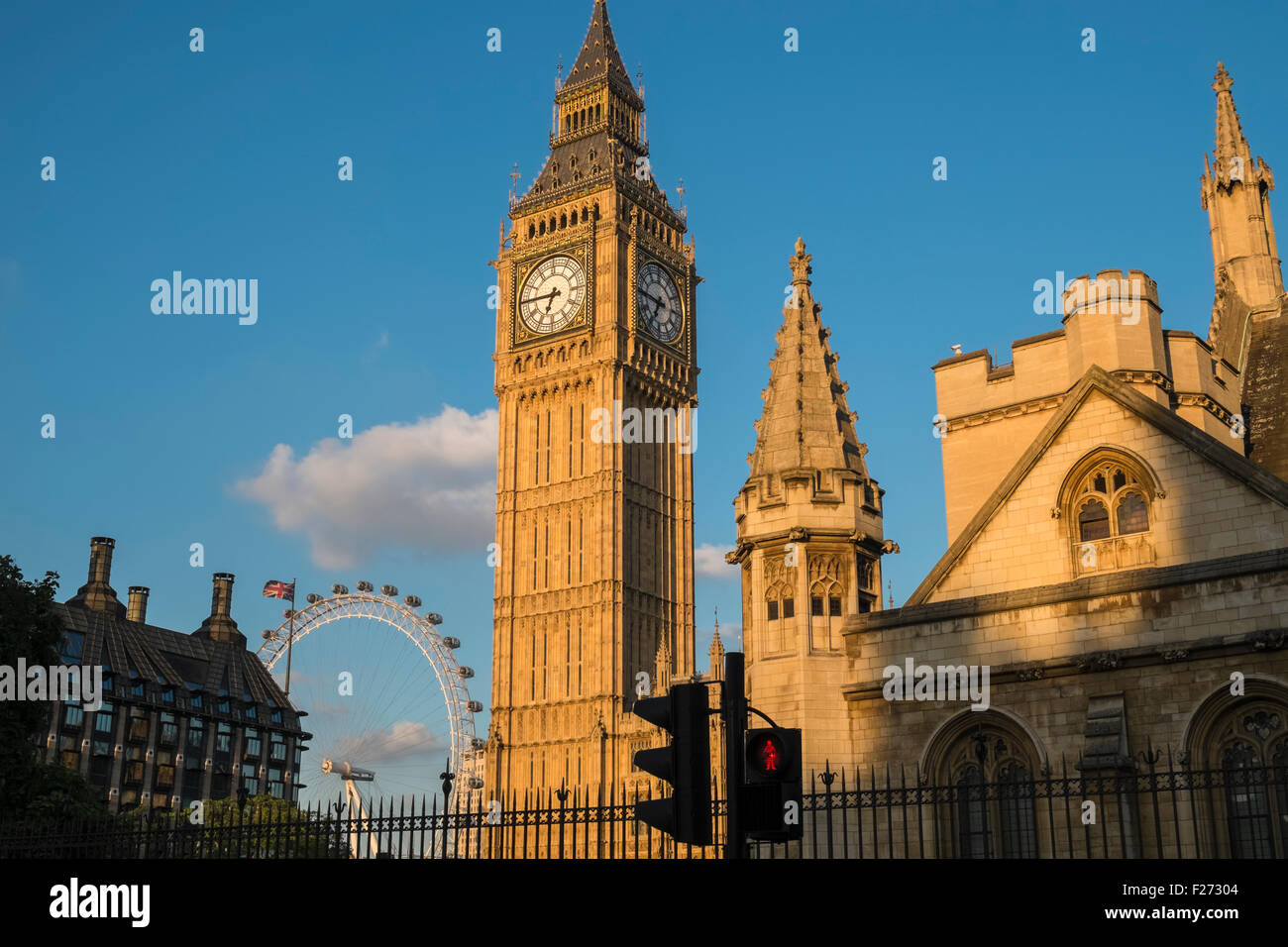 Iconico punto di riferimento il Big Ben si illumina nel tardo pomeriggio di sole, London, England, Regno Unito Foto Stock
