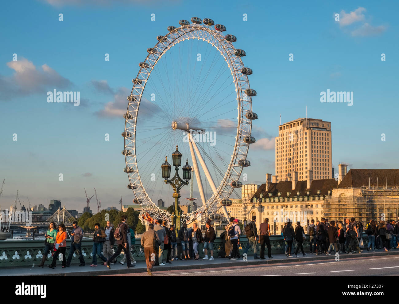 London Eye vista dal popolare località turistica vicino a Westminster Bridge, London, England Regno Unito Foto Stock