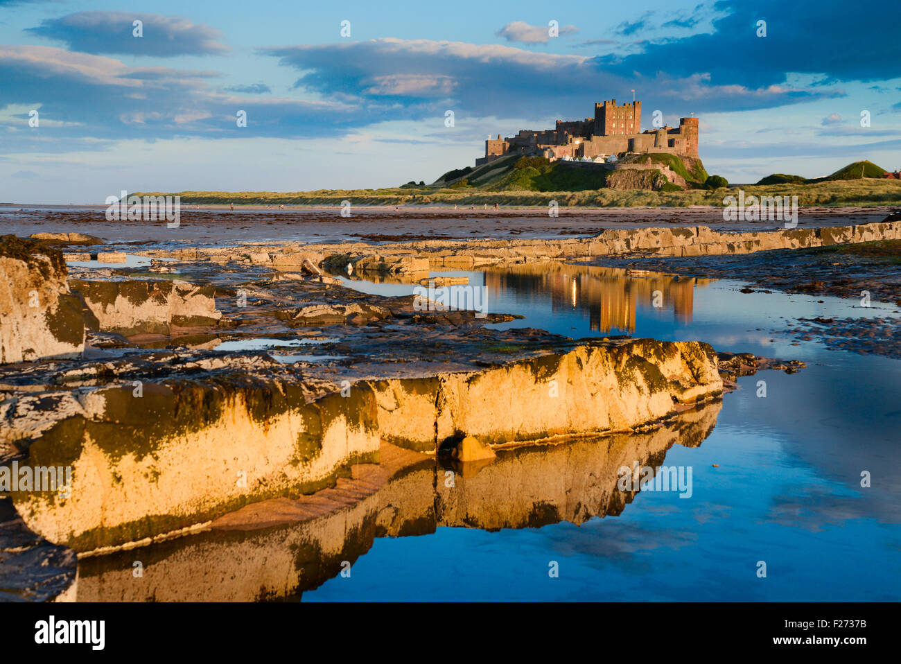 Il castello di Bamburgh sulla costa nord est di Northumberland. Una volta la residenza dei re di Northumbria. Foto Stock