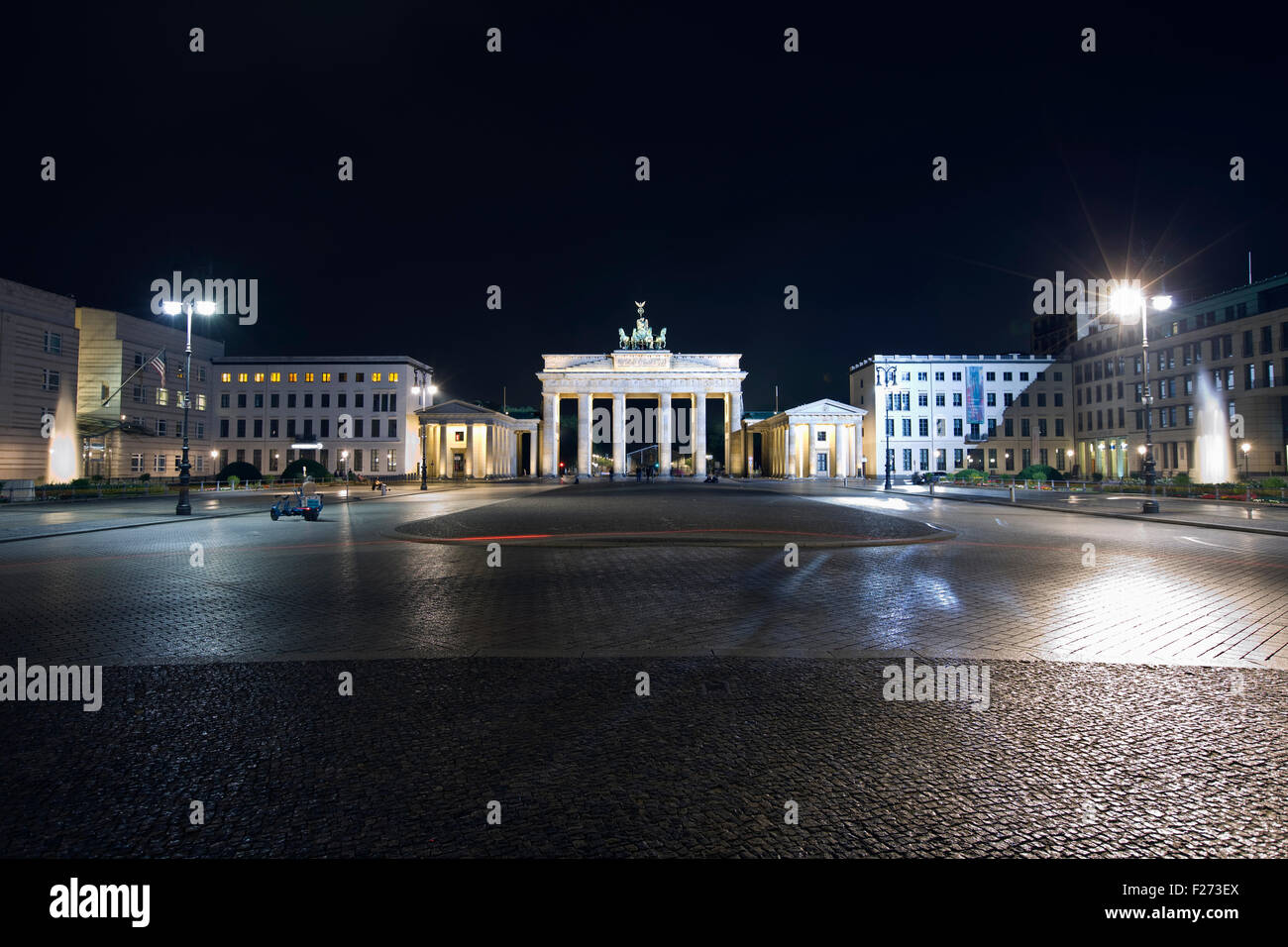La Porta di Brandeburgo a Berlino la notte, Germania Foto Stock