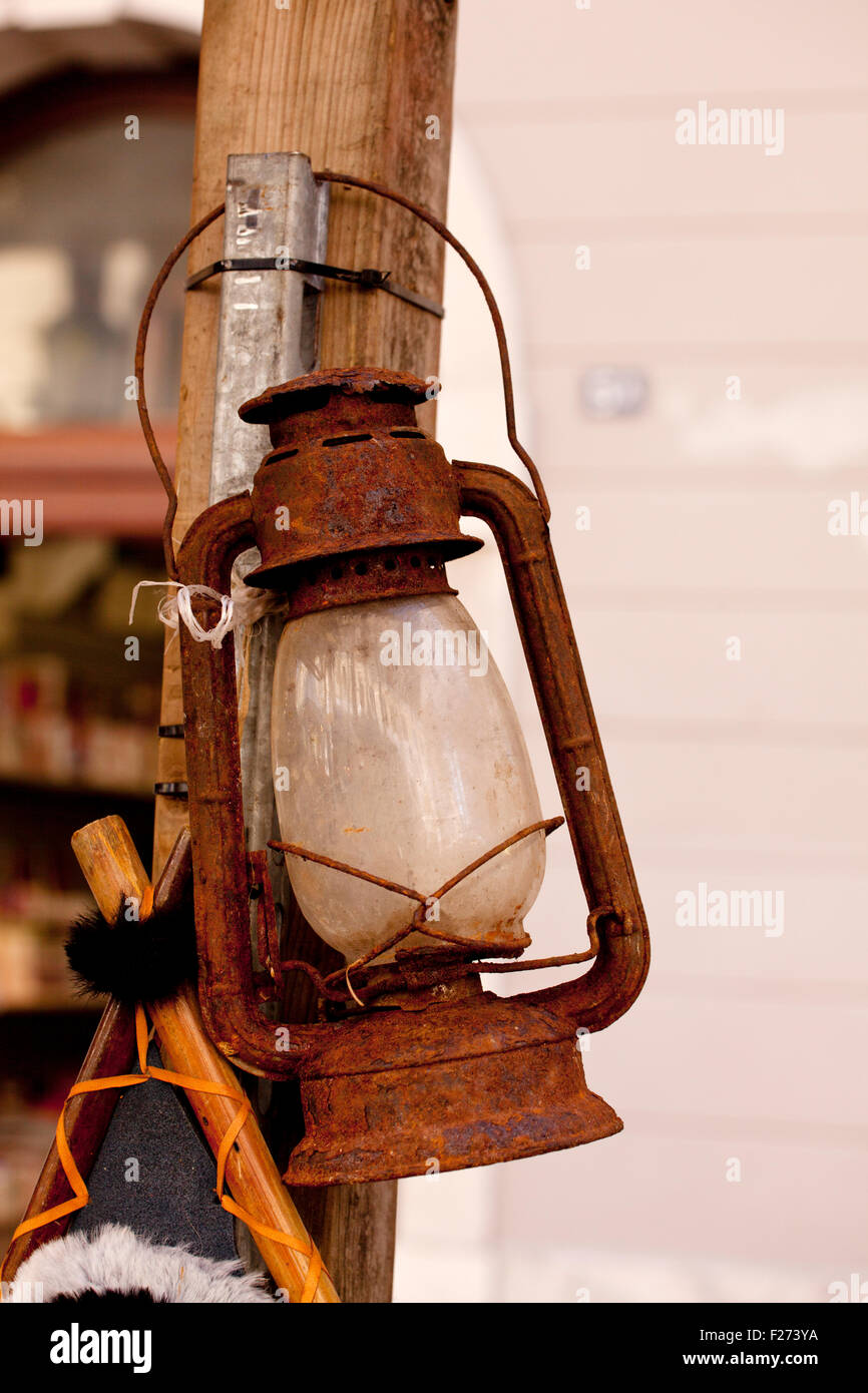 Vecchia Lanterna arrugginito su un palo di legno Foto Stock