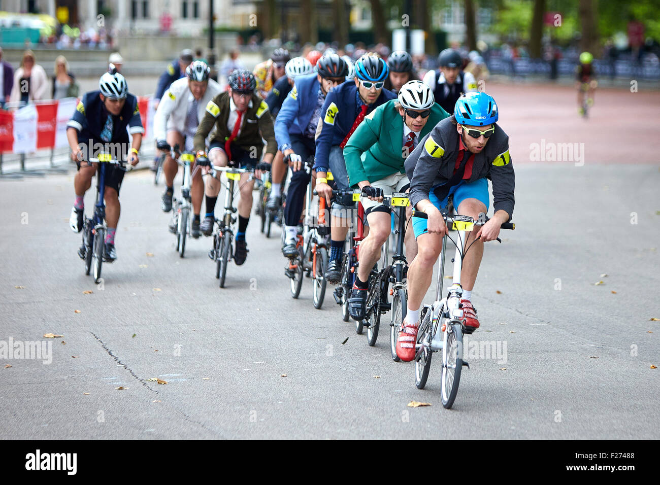 I concorrenti partecipano alla decima Brompton World Championship bike race in St James Park Foto Stock