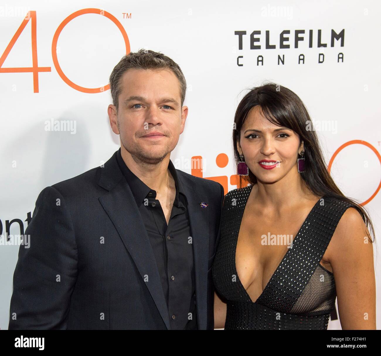 Attore Matt Damon e la moglie Luciana Bozan Barroso frequentare la premiere mondiale per il marziano al Toronto International Film Festival al Roy Thomson Hall Settembre 11, 2015 a Toronto in Canada. Foto Stock