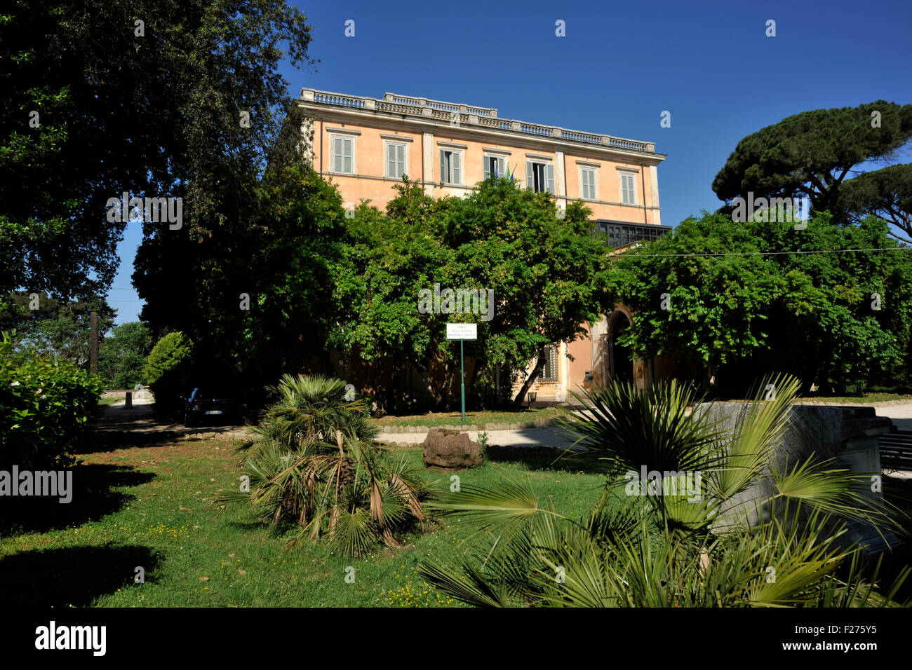 Italia, Roma, Celio, Villa Celimontana, palazzo della Società geografica Italiana Foto Stock