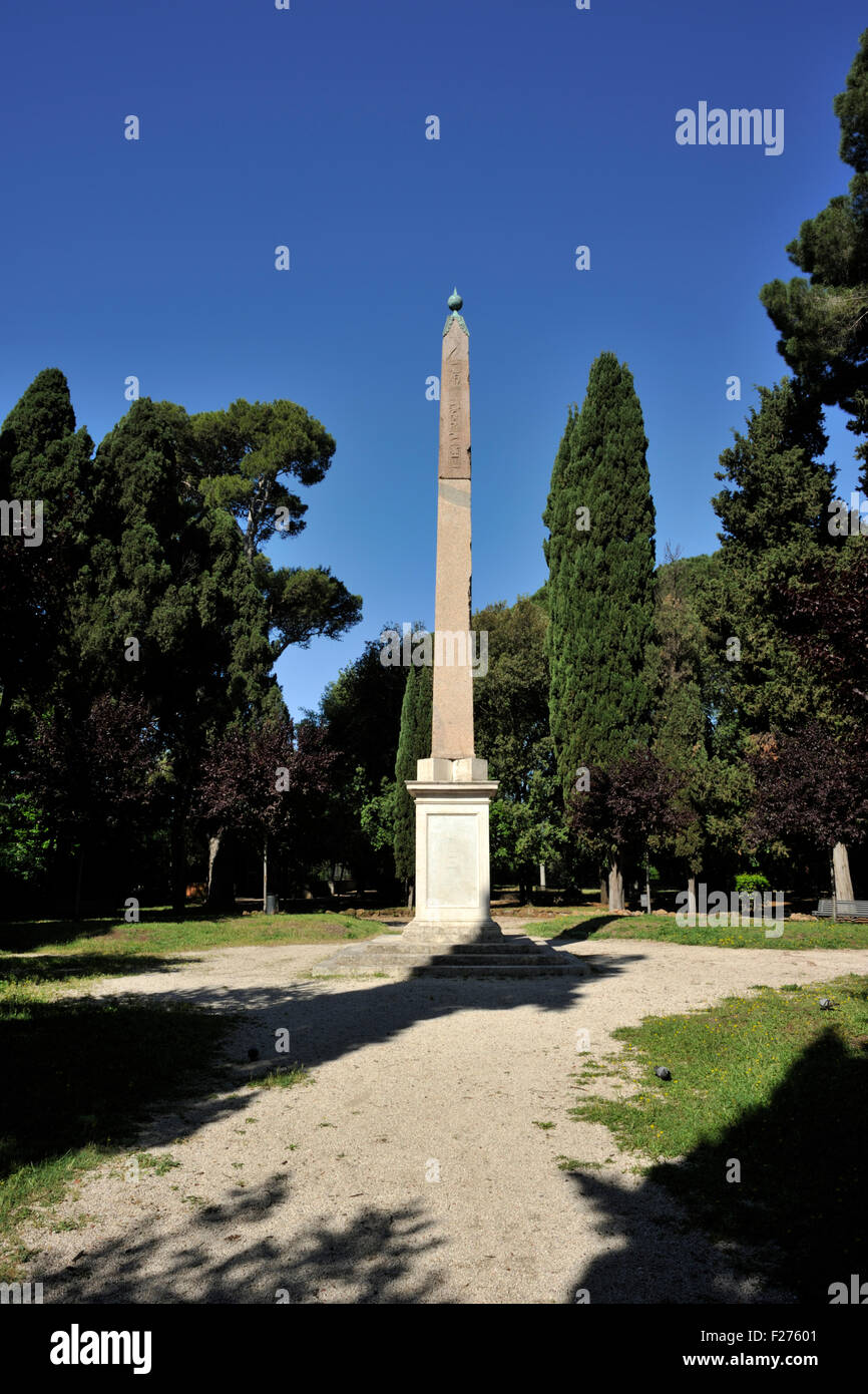 Italia, Roma, Celio, Villa Celimontana, obelisco egiziano Foto Stock