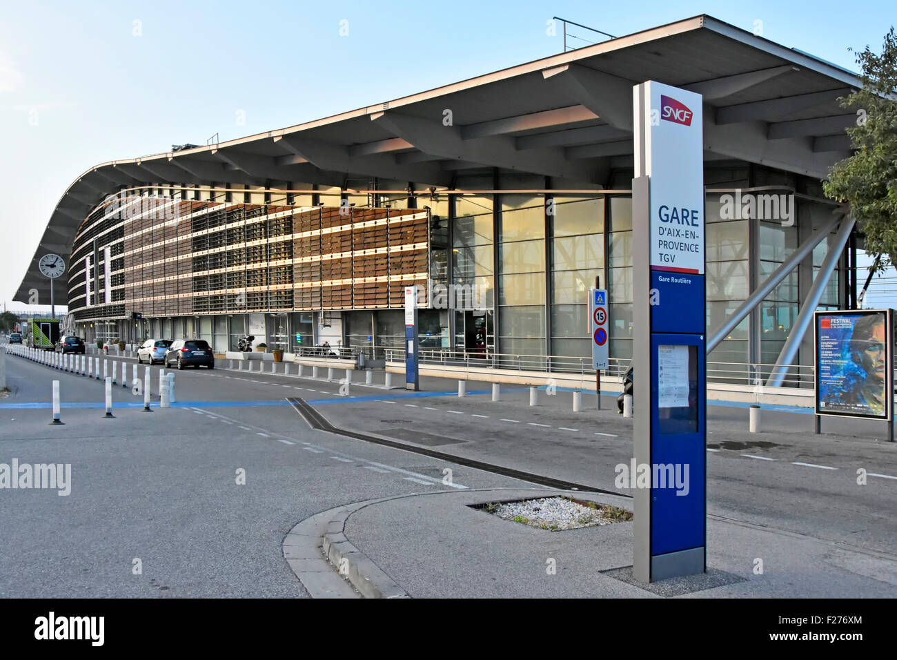 Aix en Provence Francia stazione TGV facciata con sncf sul francese LGV Méditerranée la linea ferroviaria ad alta velocità Foto Stock