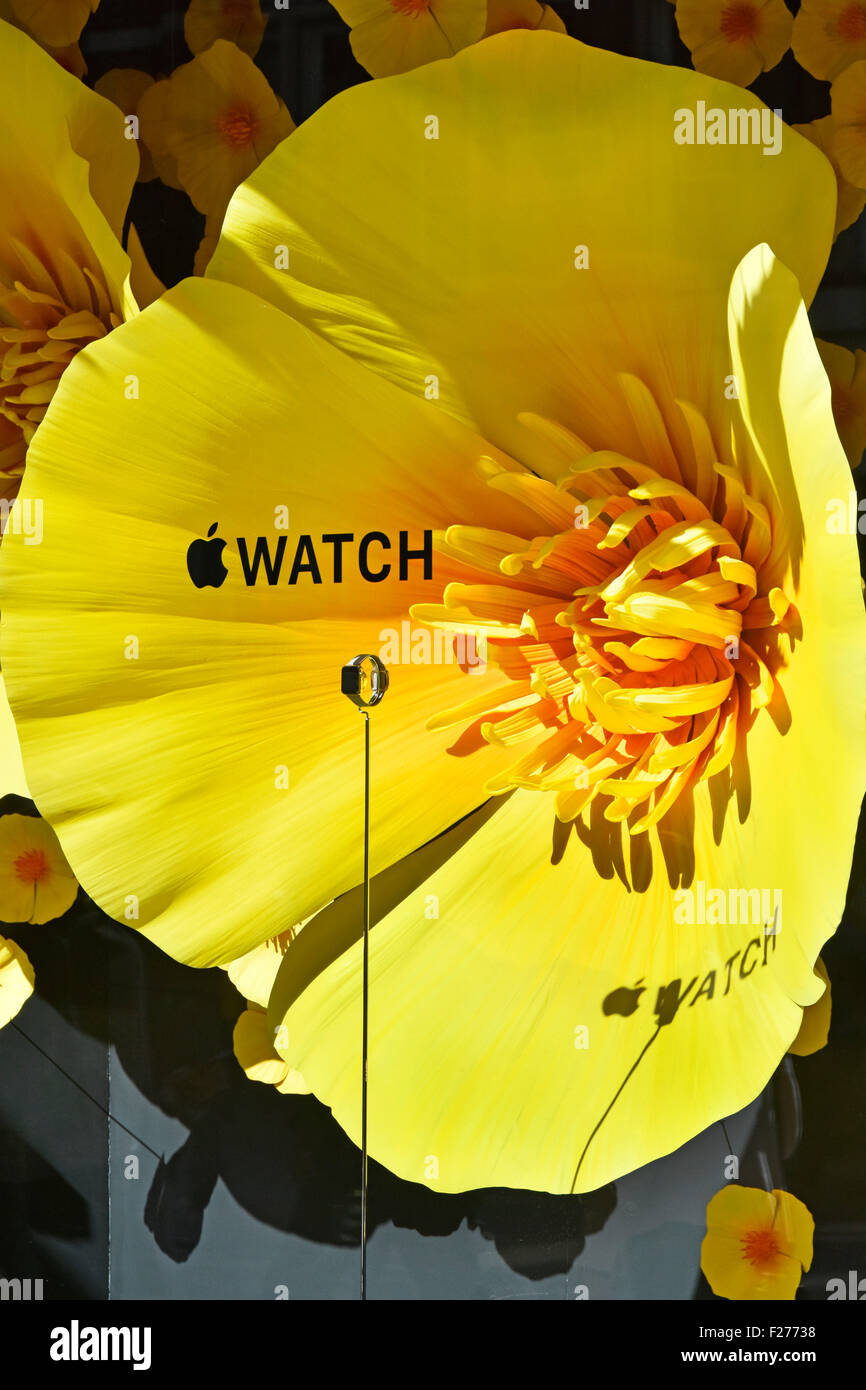 Dal grande magazzino Selfridges promozione window display per Apple guardare la tematizzazione sullo sfondo di grandi fiori colorati e Oxford Street negozio London REGNO UNITO Foto Stock