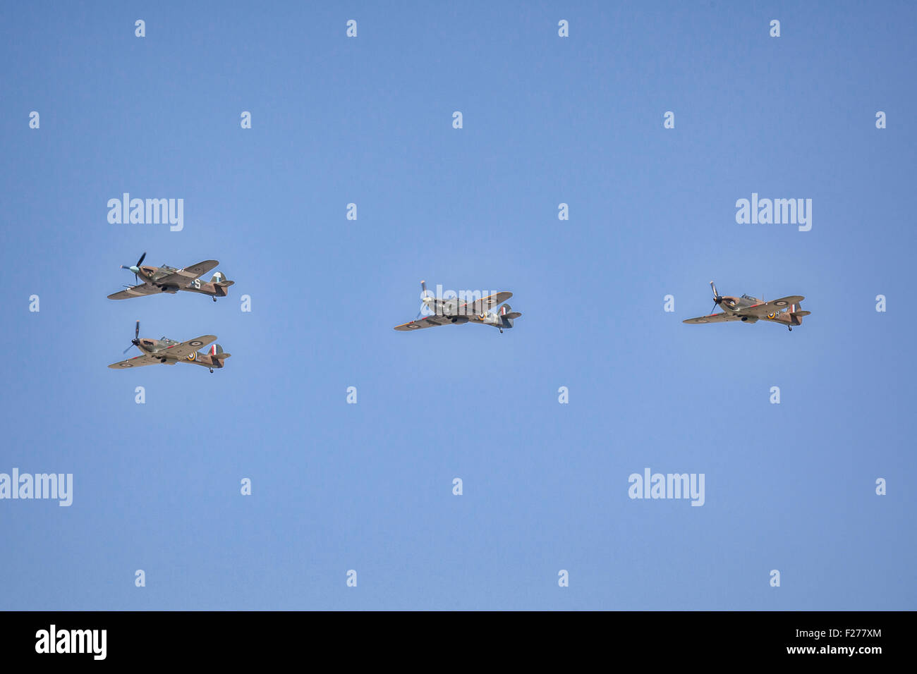 Volo di quattro Hawker Hurricane al RIAT 2015, a Fairford, nel Gloucestershire. Ciò era parte di una flypast per commemorare il... Foto Stock