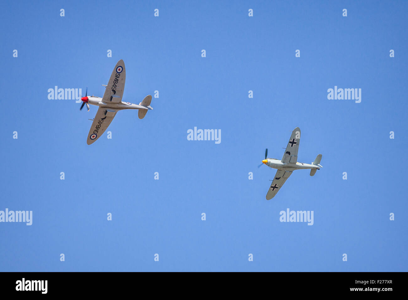 Il Supermarine Spitfires e oa Hispano Buchon, rappresentando un Messerscmitt Bf 109, simulare un ring di pugilato a RIAT 2015, a... Foto Stock