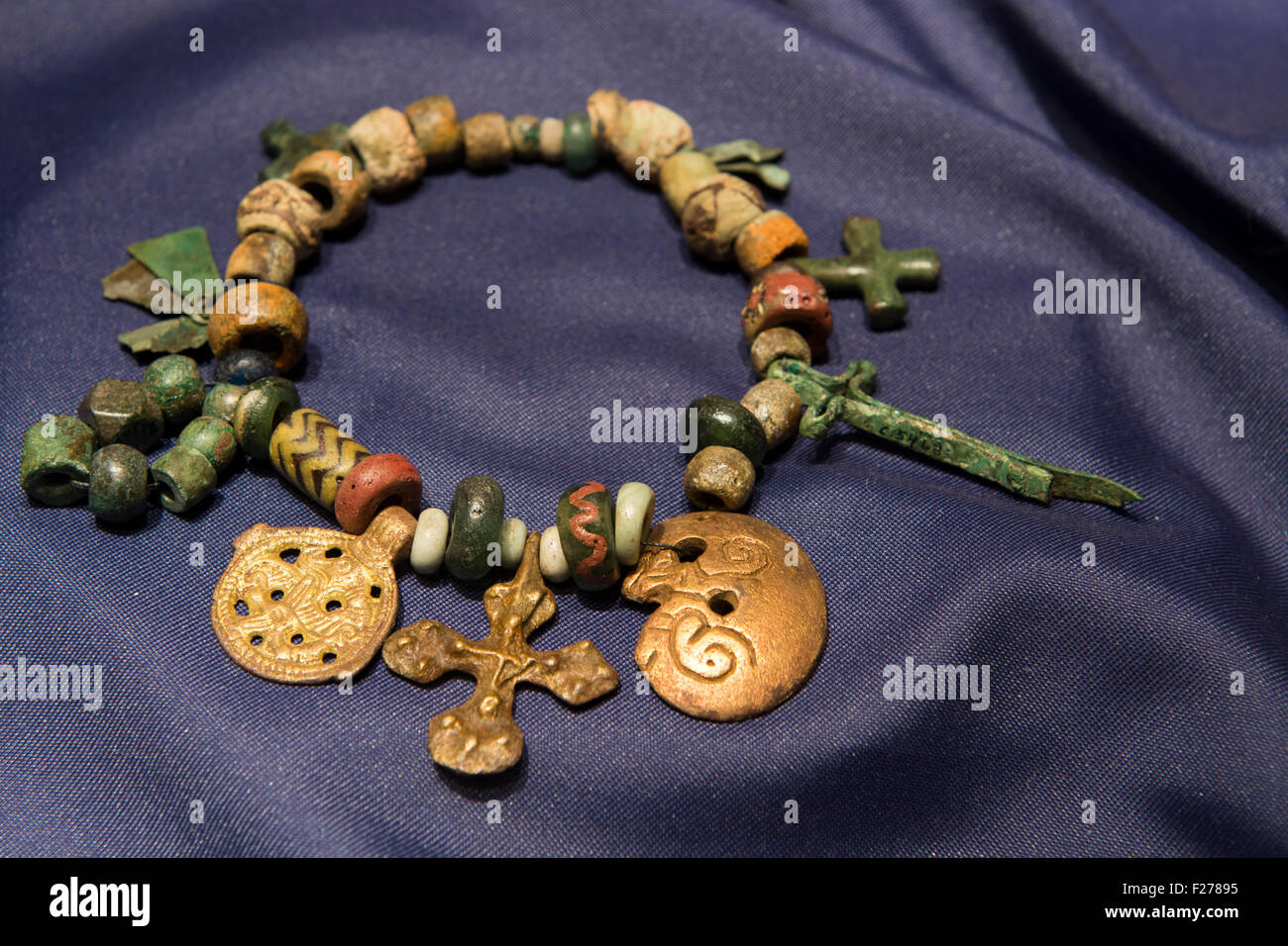 Norvegia, Oslo. Museo storico di Oslo, il Viking collezione storica, Viking glass bead bracciale con croce in oro e fascino. Foto Stock