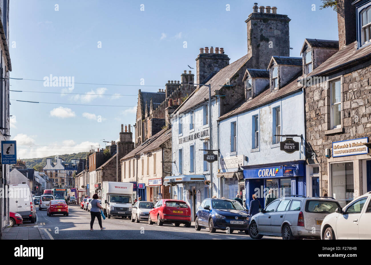 Una mattina occupato nel tradizionale High Street di Newton Stewart, Dumfries and Galloway, Scozia Foto Stock