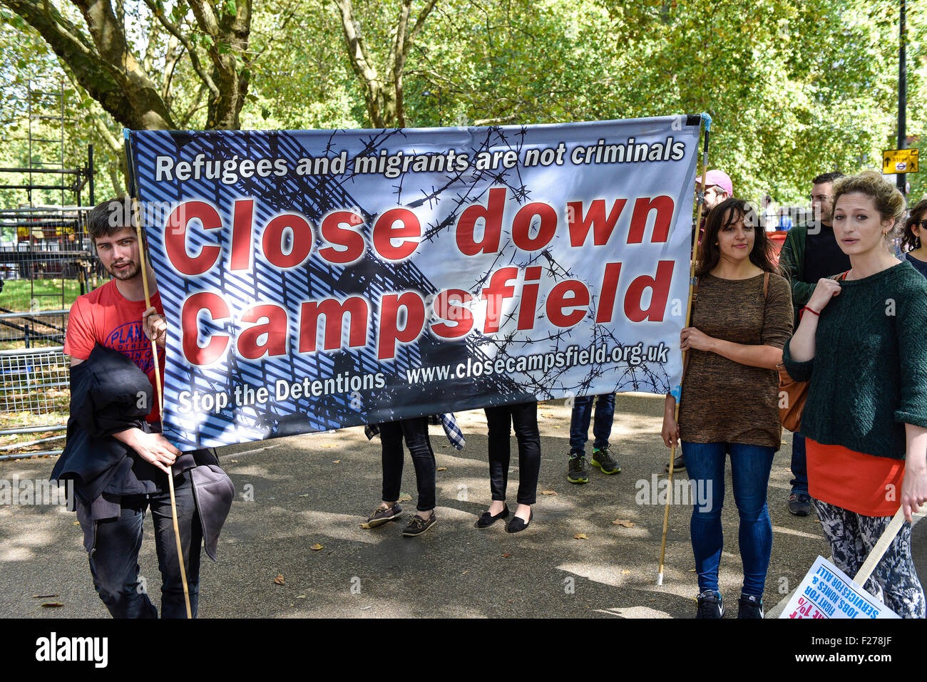 Un dimostranti tenendo un banner chiedendo la chiusura di Campsfield centro di detenzione. Foto Stock