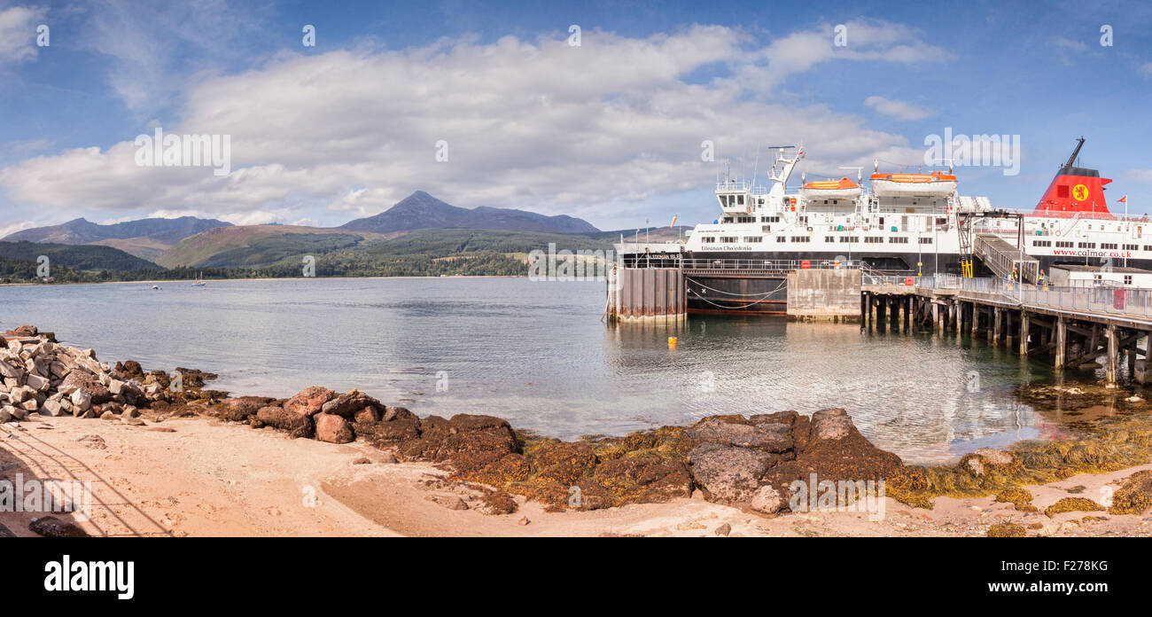 Traghetto Calmac "Caledonian Isles' ormeggiata al Porto di Brodick sull'isola di Arran, Scozia, con capra è sceso, la più alta dell'isola Foto Stock