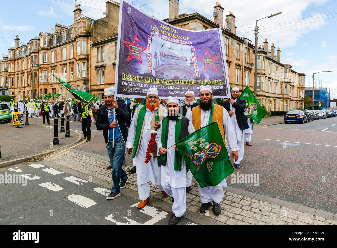 Glasgow, Regno Unito. Il 13 settembre 2015. I seguaci della vera fede dell Islam e il Profeta Mohammad tenuto il loro annuale sfilano per le strade di Glasgow. Circa 300 i credenti (tutti maschi) inclusi i visitatori provenienti da tutta la Gran Bretagna comprese Londra, Leeds, Manchester e Bolton, nonché alcuni visitatori europei tenutasi la parata di concludere con un pasto, aperta a tutti in una moschea locale. Foto Stock