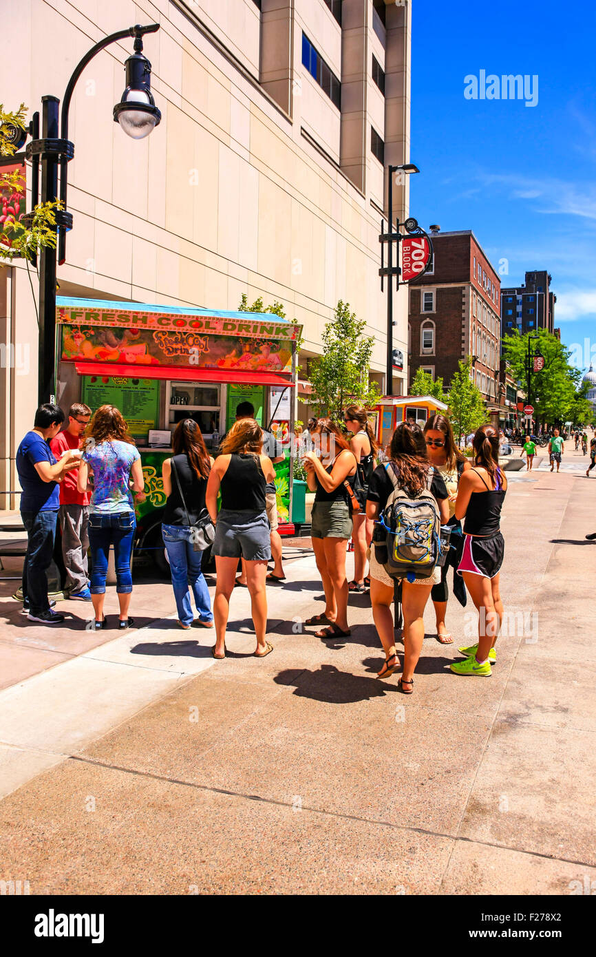 Un gruppo di giovani ragazze appendere fuori strada statale intorno alla fresca e bibite fresche di stand in Madison Wisconsin Foto Stock