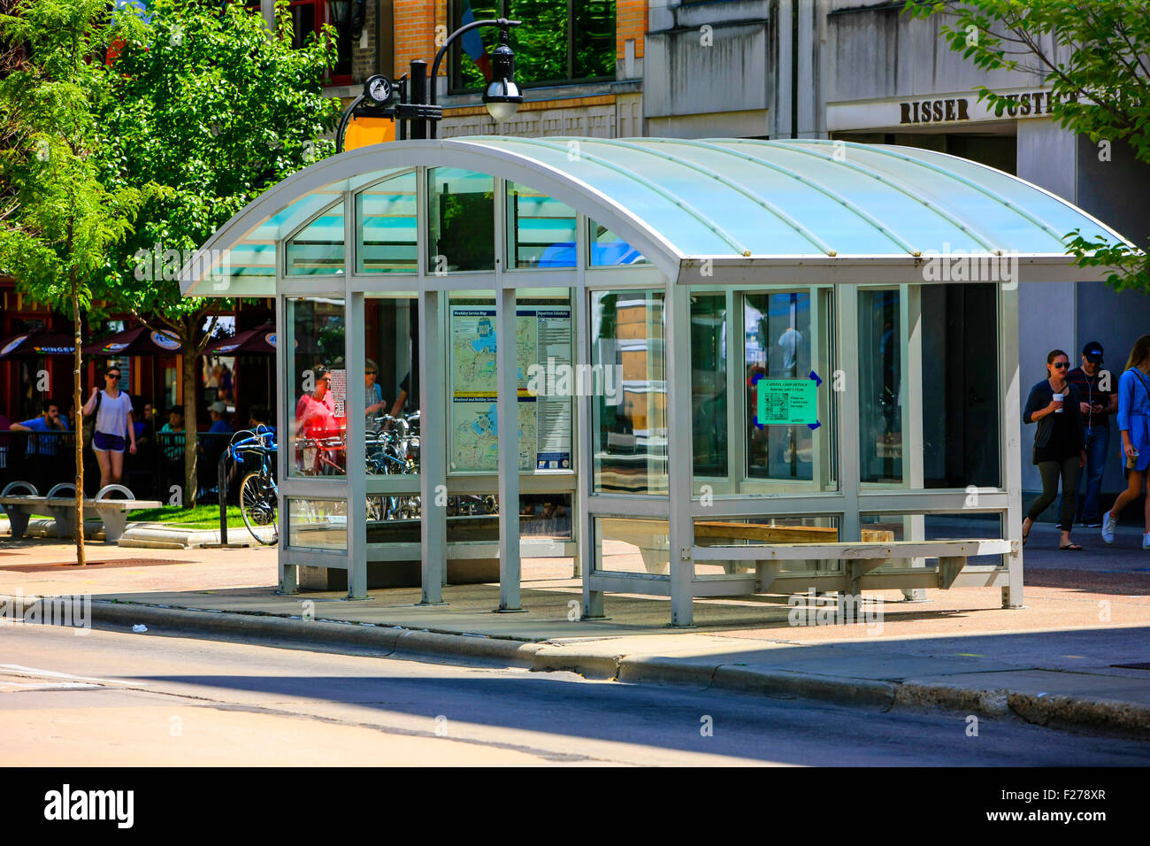Il bus shelter in Madison Wisconsin, uno dei molti con la sommità arrotondata di design. Foto Stock