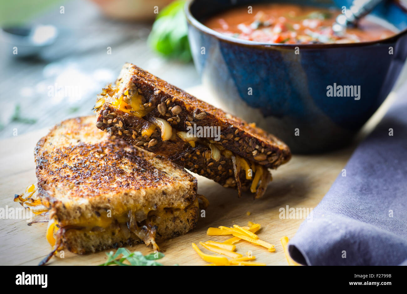 Fresca zuppa di pomodoro grigliate con la cipolla e il panino al formaggio, Foto Stock