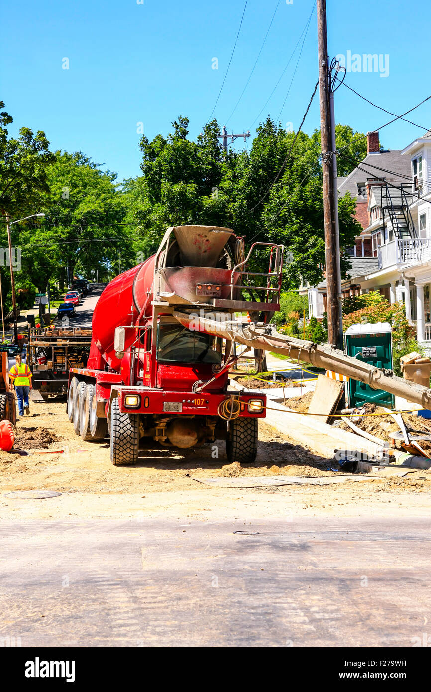Un cemento commerciale carrello scarico presso uno sviluppo in Madison Wisconsin Foto Stock