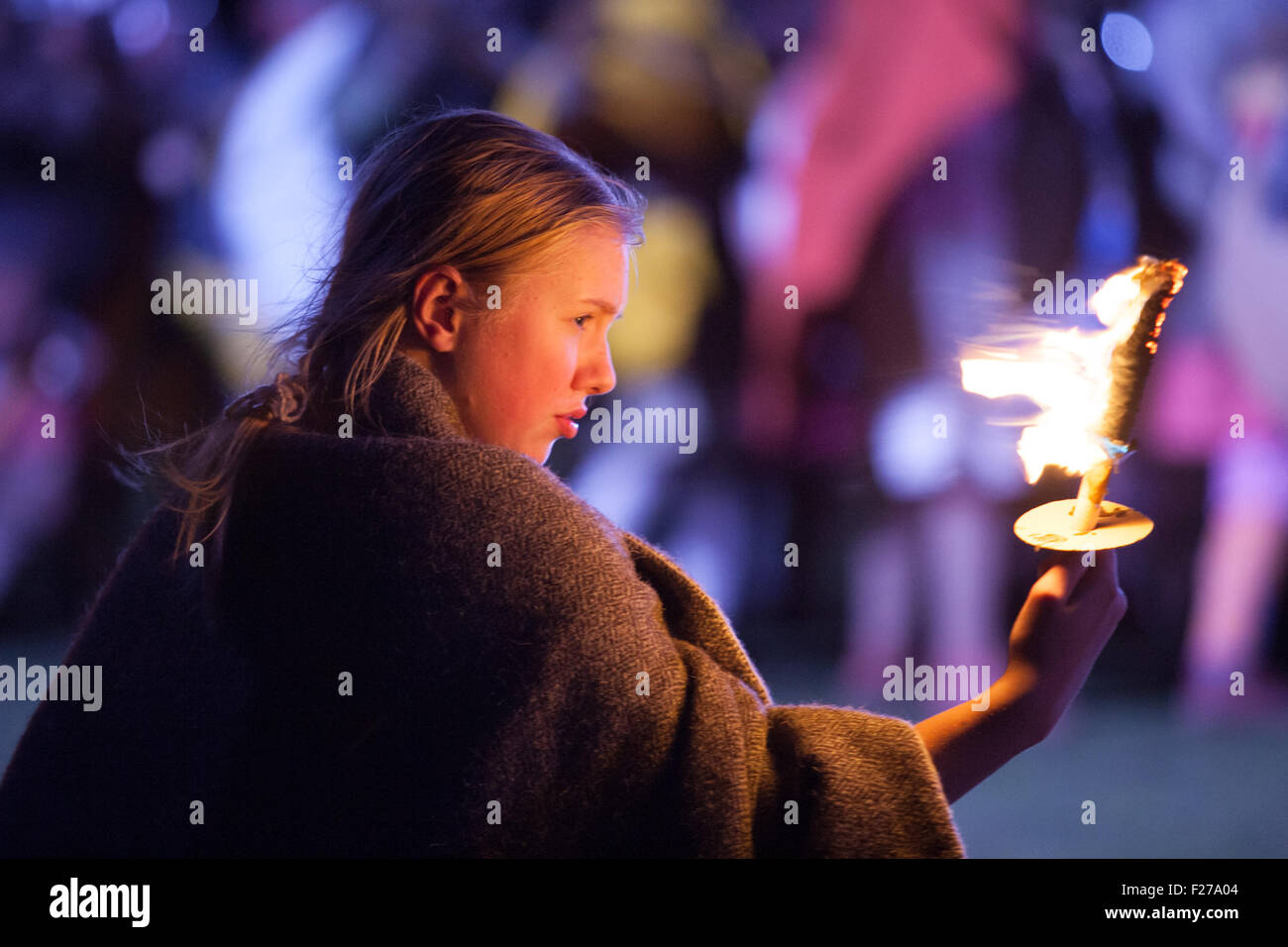 Un volto della ragazza è illuminata da una torcia durante la finale del Jorvik Viking Festival 2014. Riconosciuto come il più grande festival di viking Foto Stock