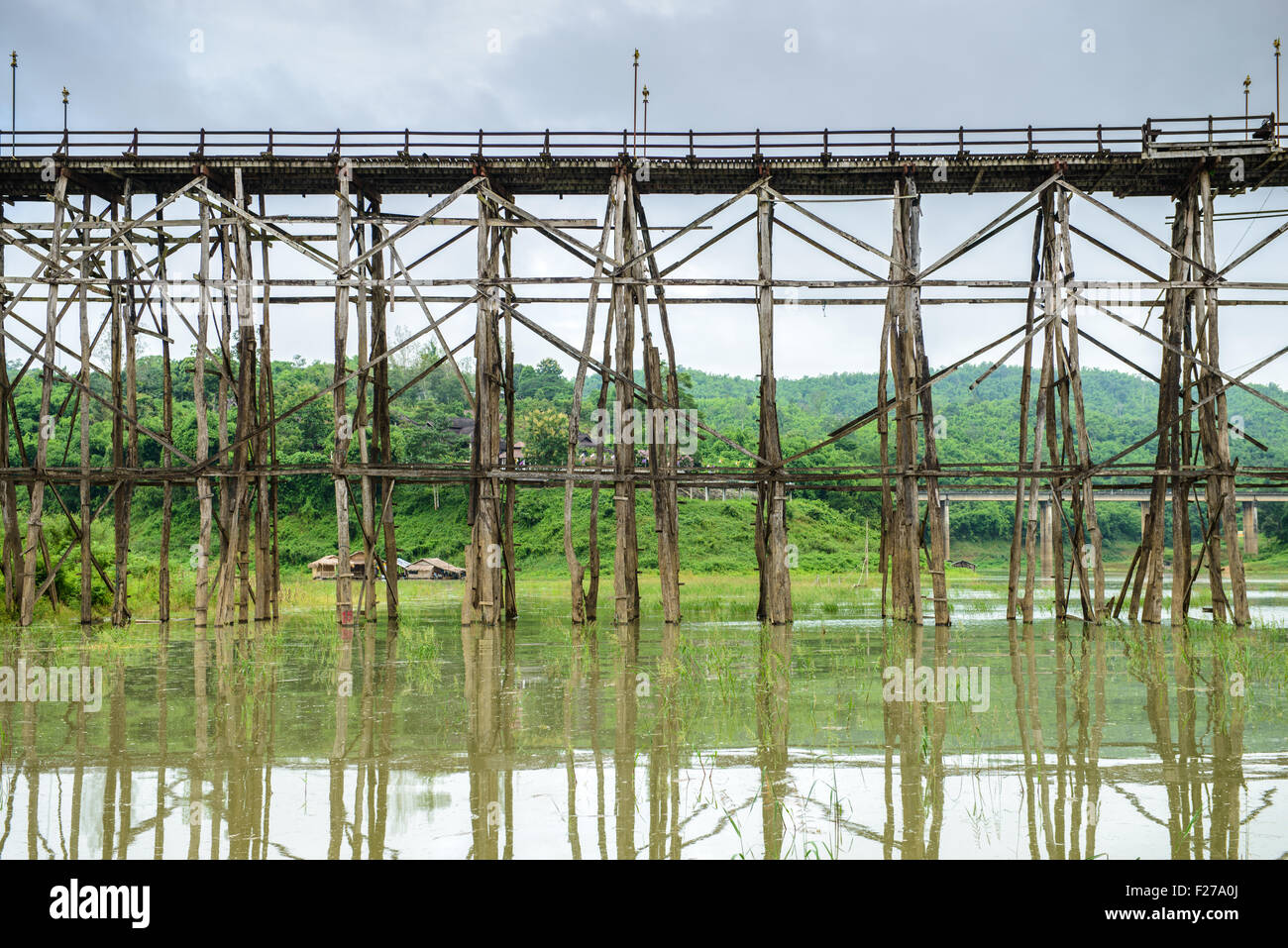 Ponte di legno a Sangklaburi, Kanchanaburi Thailandia Foto Stock