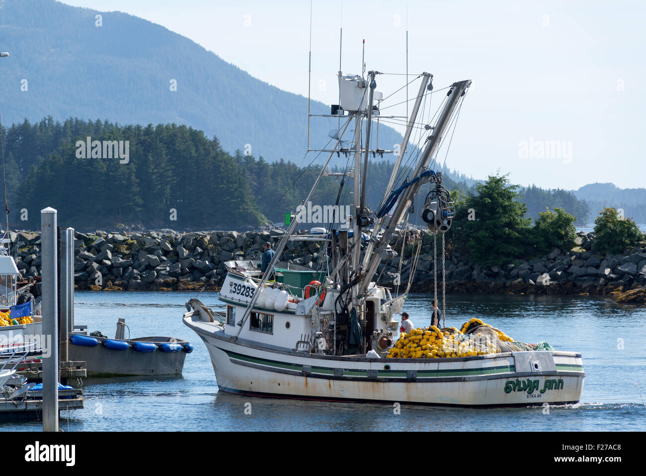 Borsa con sciabica pesca in barca nel porto di Crescent, Sitka, Alaska. Foto Stock