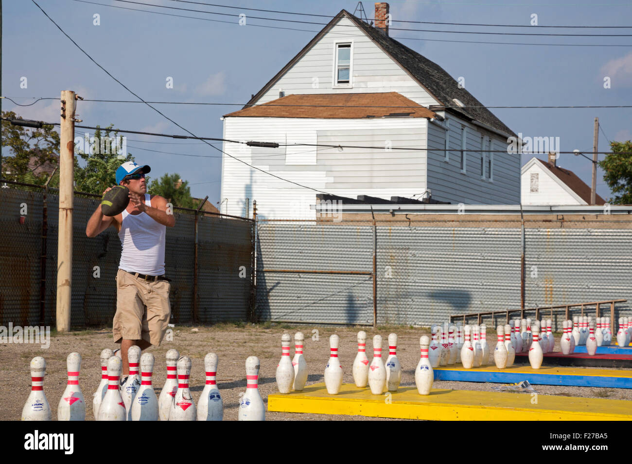 Hamtramck, Michigan - Fowling in una giornata di lavoro festival. Fowling è un ibrido di bowling e di football americano. Foto Stock
