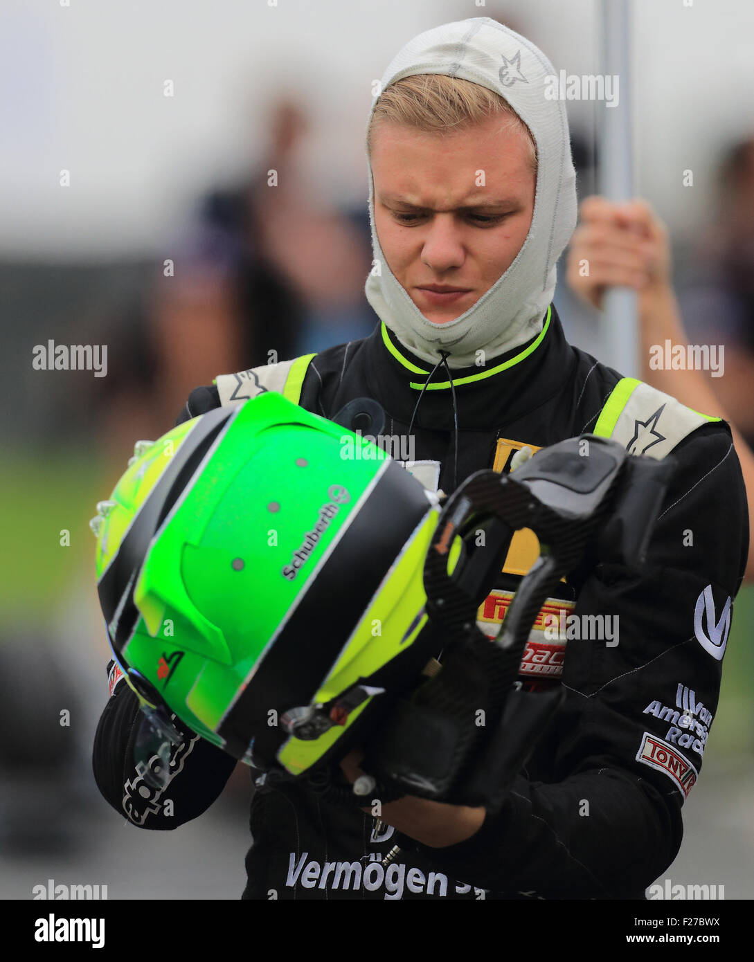 Oschersleben in Germania. Xiii Sep, 2015. Il tedesco race driver Mick Schumacher (olandese del team 'Van Amersfoort Racing') è in arena prima dell'ADAC Formel 4 gara a etropolis arena di Oschersleben, Germania, 13 settembre 2015. Il figlio del famoso Formel 1 campione Michael Schumacher ha raggiunto il terzo posto di Oschersleben. Foto: Jens WOLF/DPA/Alamy Live News Foto Stock