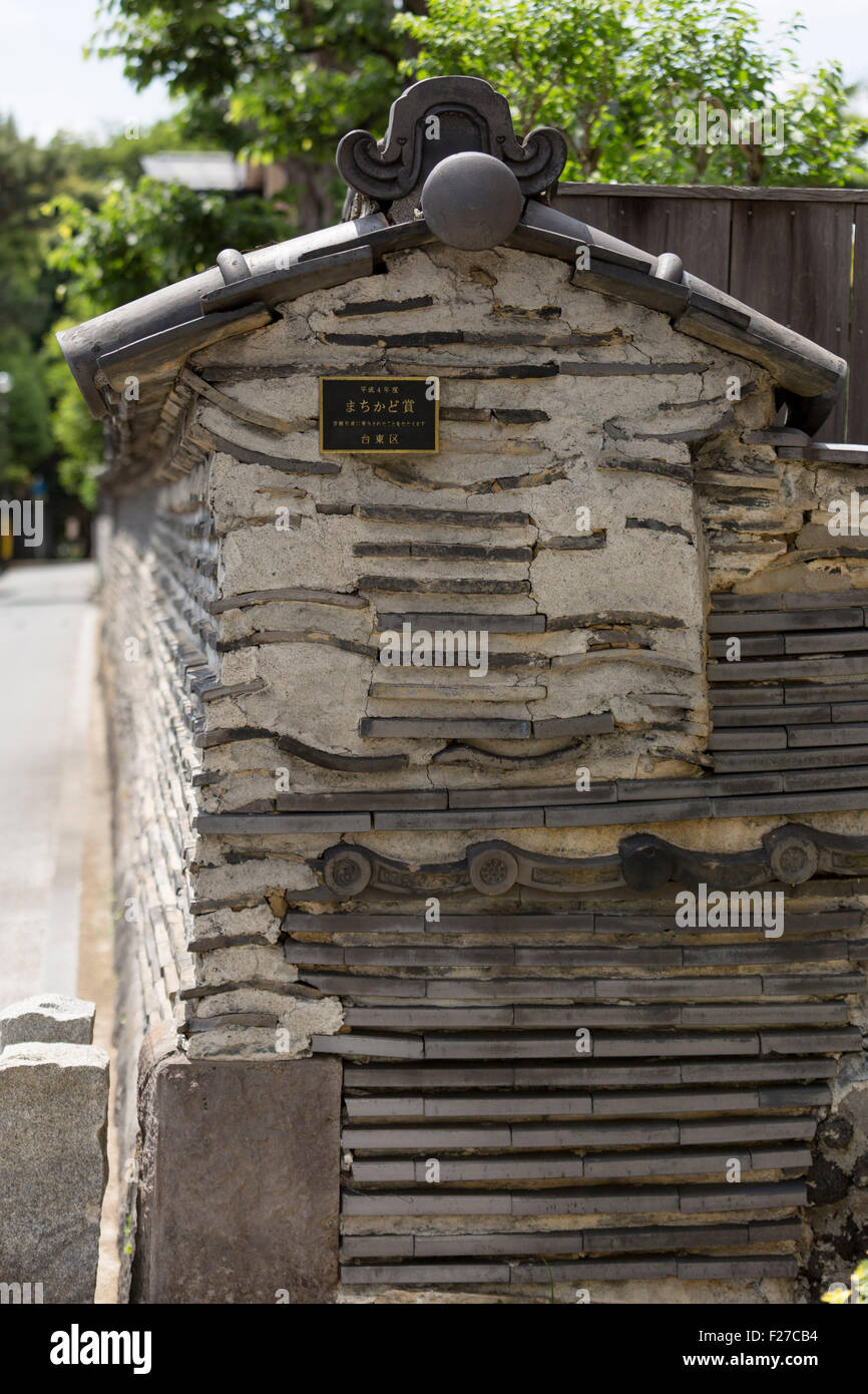 Dettaglio del tempio Kannon-Ji's Tsuji-bei a parete un muro di fango costruito nell'era di Edo, alternativamente dal fango alla formazione di pallini e piastrelle, e quindi mettere in attesa Foto Stock