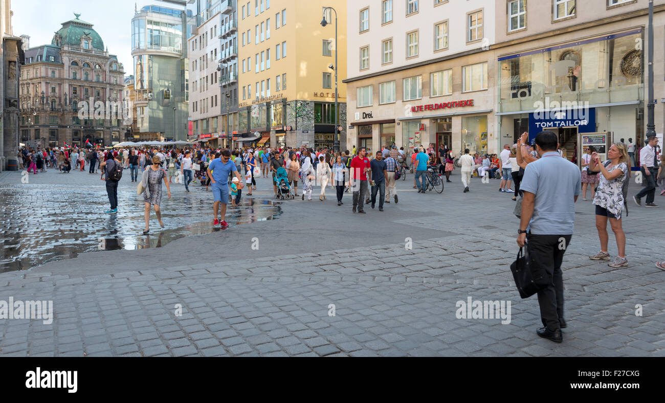 VIENNA, Austria - 31 luglio 2015: la gente camminare nella storica Stephansplatz centro di Vienna il 31 luglio 2015 a Vienna Foto Stock