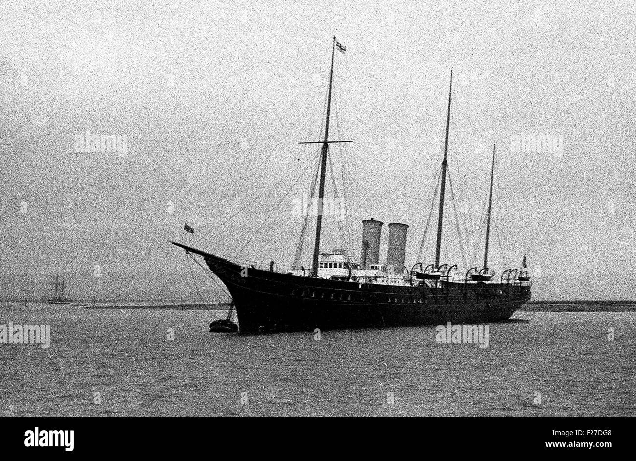 AJAXNETPHOTO.- 1930S. PORTSMOUTH, Inghilterra. - ROYAL YACHT - HMY Victoria & Albert III AL SUO ormeggi nei pressi di Whale Island in Portsmouth Porto. foto:l'AJAX VINTAGE libreria immagini. REF:EPS012 1 Foto Stock