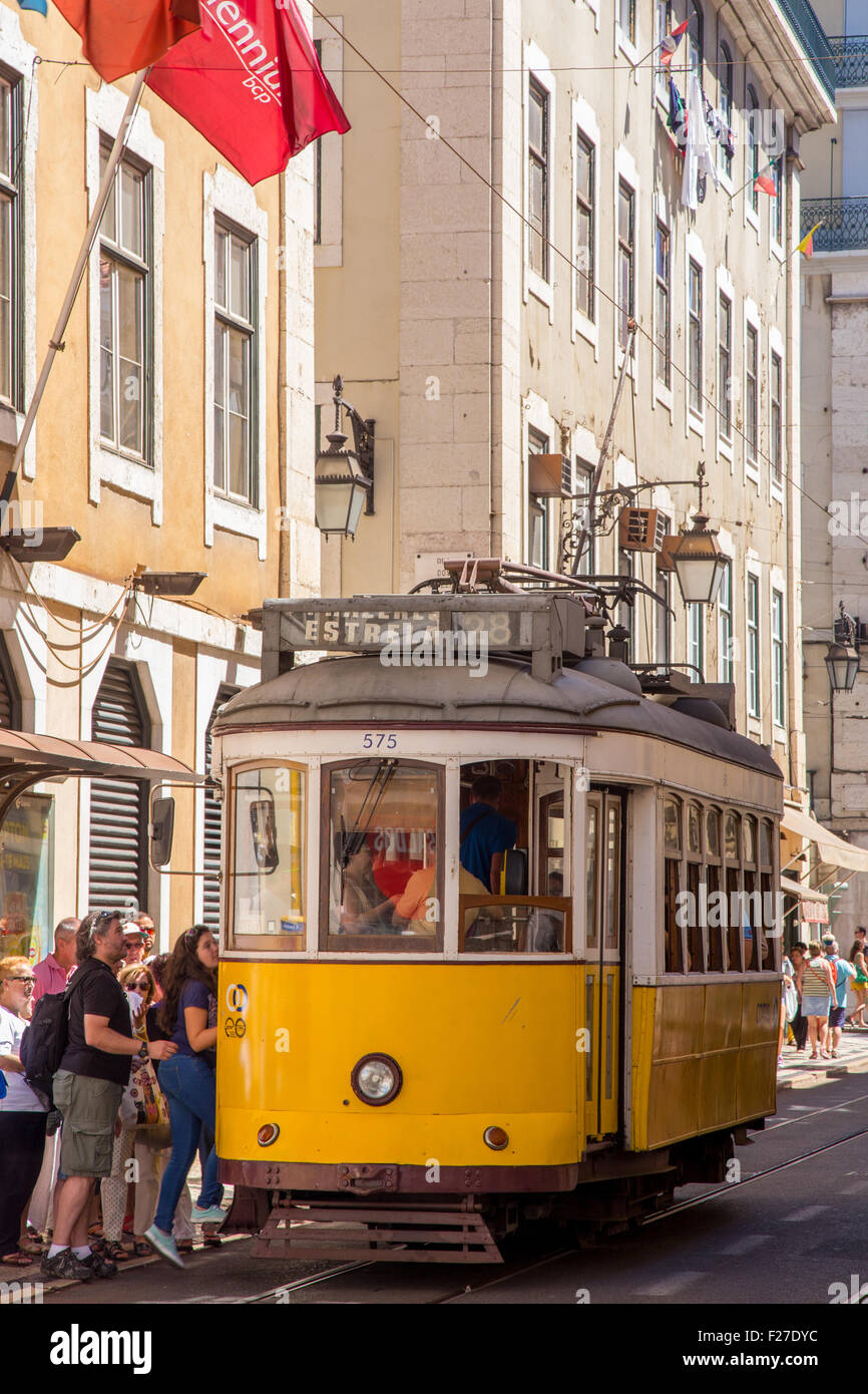 Il tram per le strade di Baixa, Lisbona, Portogallo Foto Stock