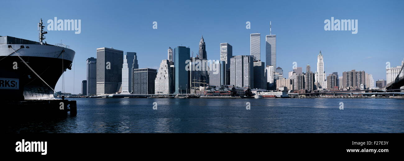 AJAXNETPHOTO. 1990. NEW YORK, NY, USA. - SKYLINE DI LOWER MANHATTAN - VISTO DA BROOKLYN ATTRAVERSO L'EAST RIVER GUARDANDO VERSO IL SOUTH STREET SEAPORT MUSEUM; IL TWIN WORLD TRADE CENTRE TOWERS CENTER A DESTRA, IL MUNICIPIO A DESTRA. FOTO: RICK GODLEY/AJAX RIF:1990 2 02 Foto Stock