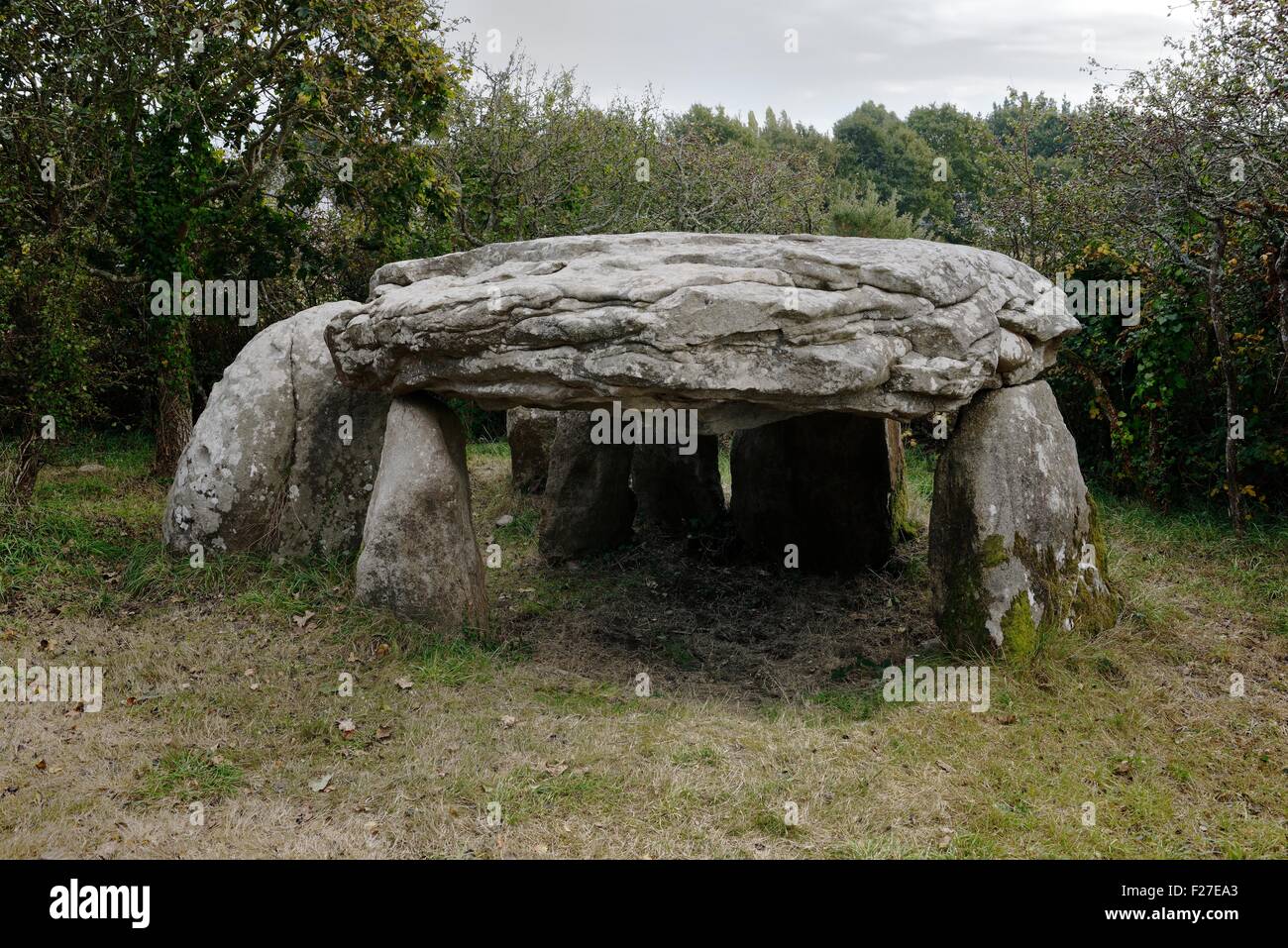 Kerran passaggio preistorica tomba Neolitico dolmen sepoltura chambered tomba. A sud di crac'h, Brittany, Francia. Il dolmen occidentale Foto Stock
