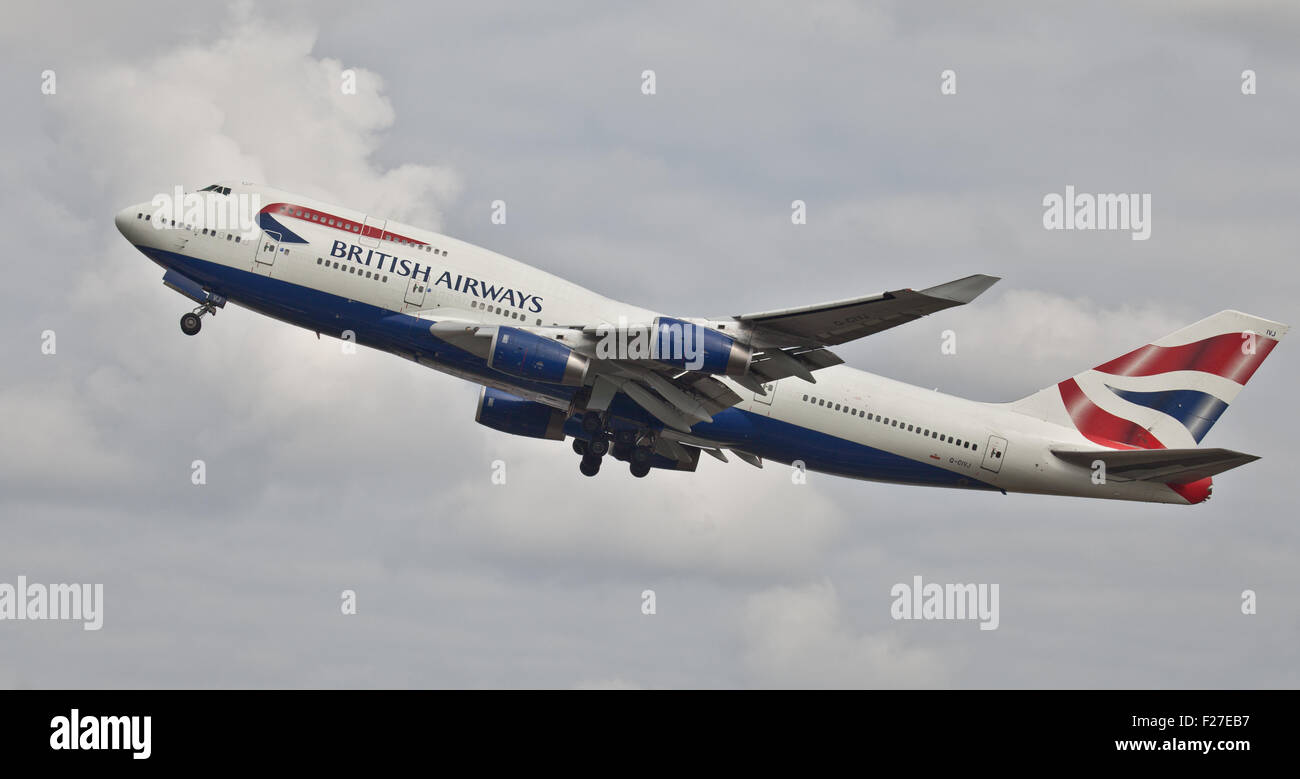 British Airways Boeing 747 jumbo getto G-CIVJ decollare da London Heathrow Airport LHR Foto Stock