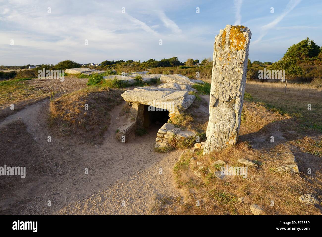 Les Pierres piastre neolitico preistorica tomba di passaggio. Locmariaquer, Brittany, Francia. Uno di passaggio pietre scolpite Foto Stock