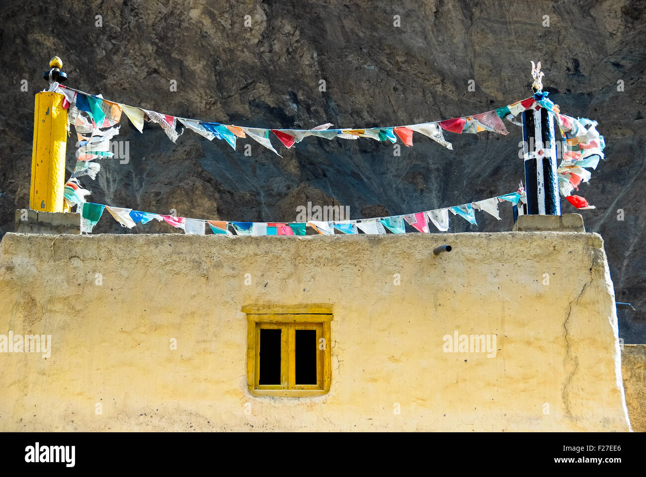 Tabo monastero e bandiere di preghiera in tabo india Foto Stock