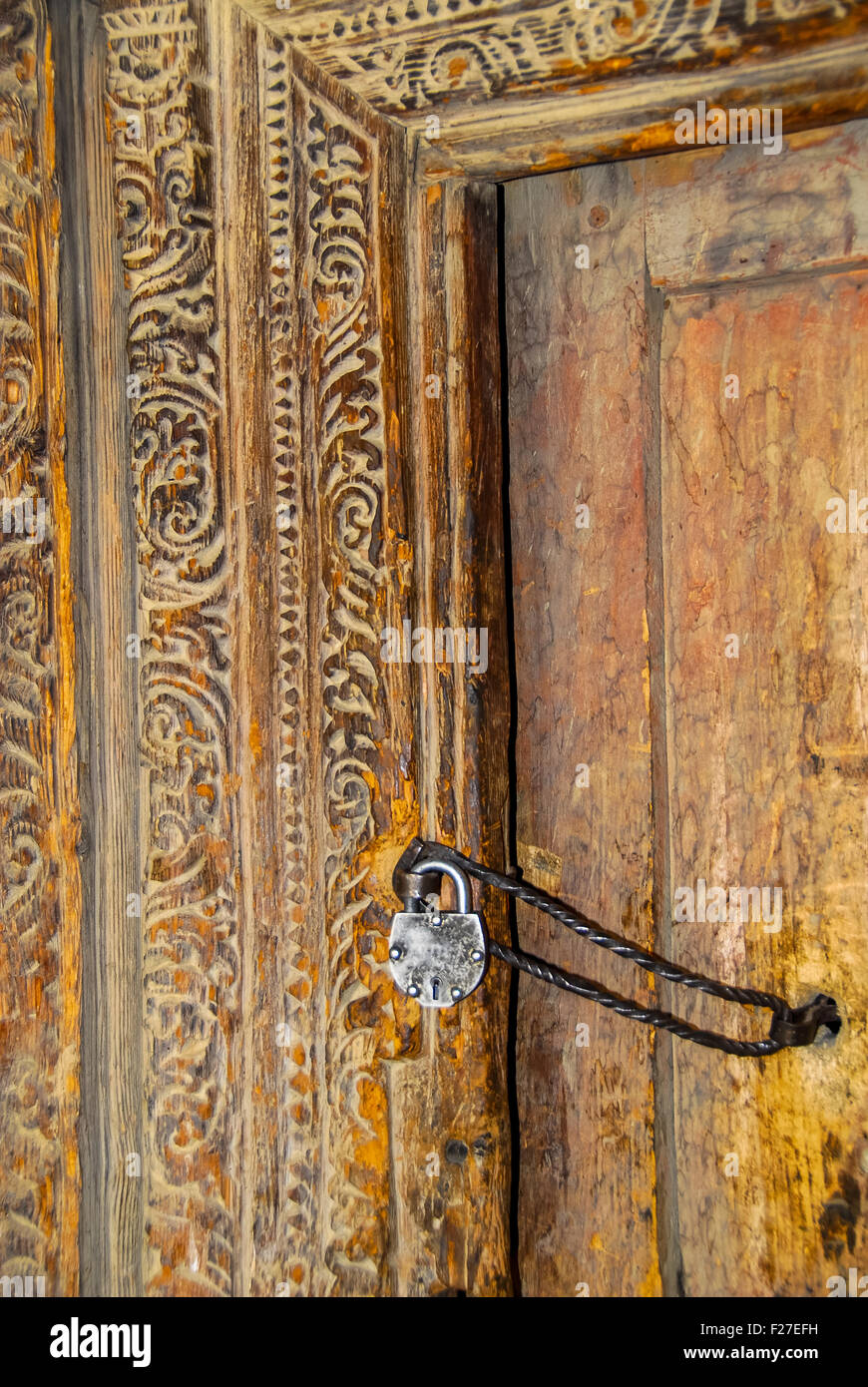 Il vecchio si blocca in corrispondenza di porte nel monastero di tabo in spiti valley india Foto Stock