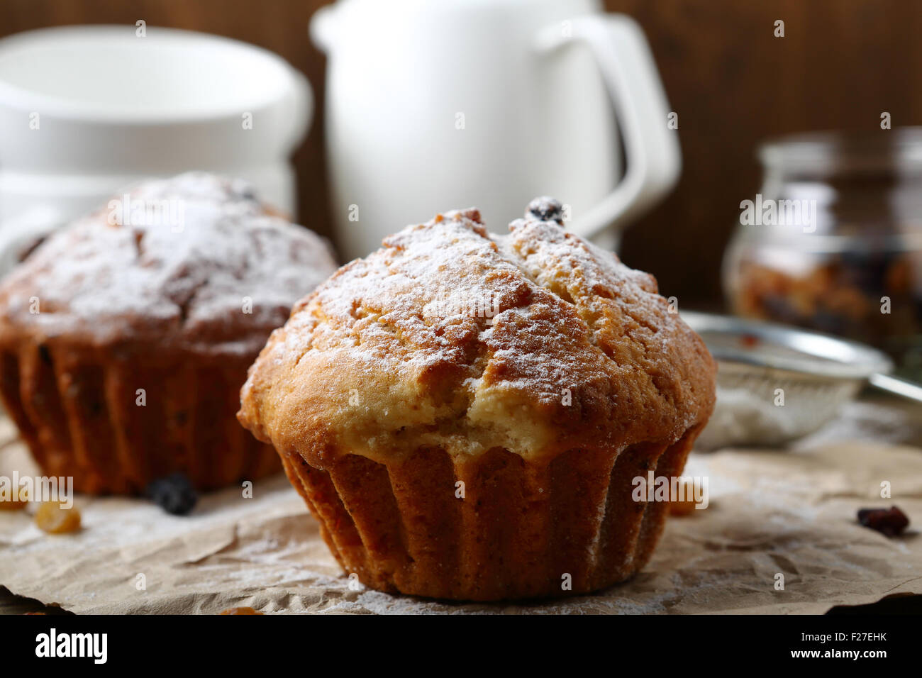 Deliziosi muffin su un tovagliolo, dessert Foto Stock