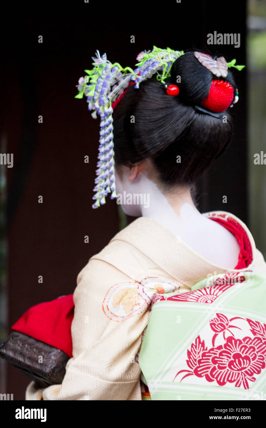 Retro di una Maiko di Gion, Kyoto, Giappone Foto Stock