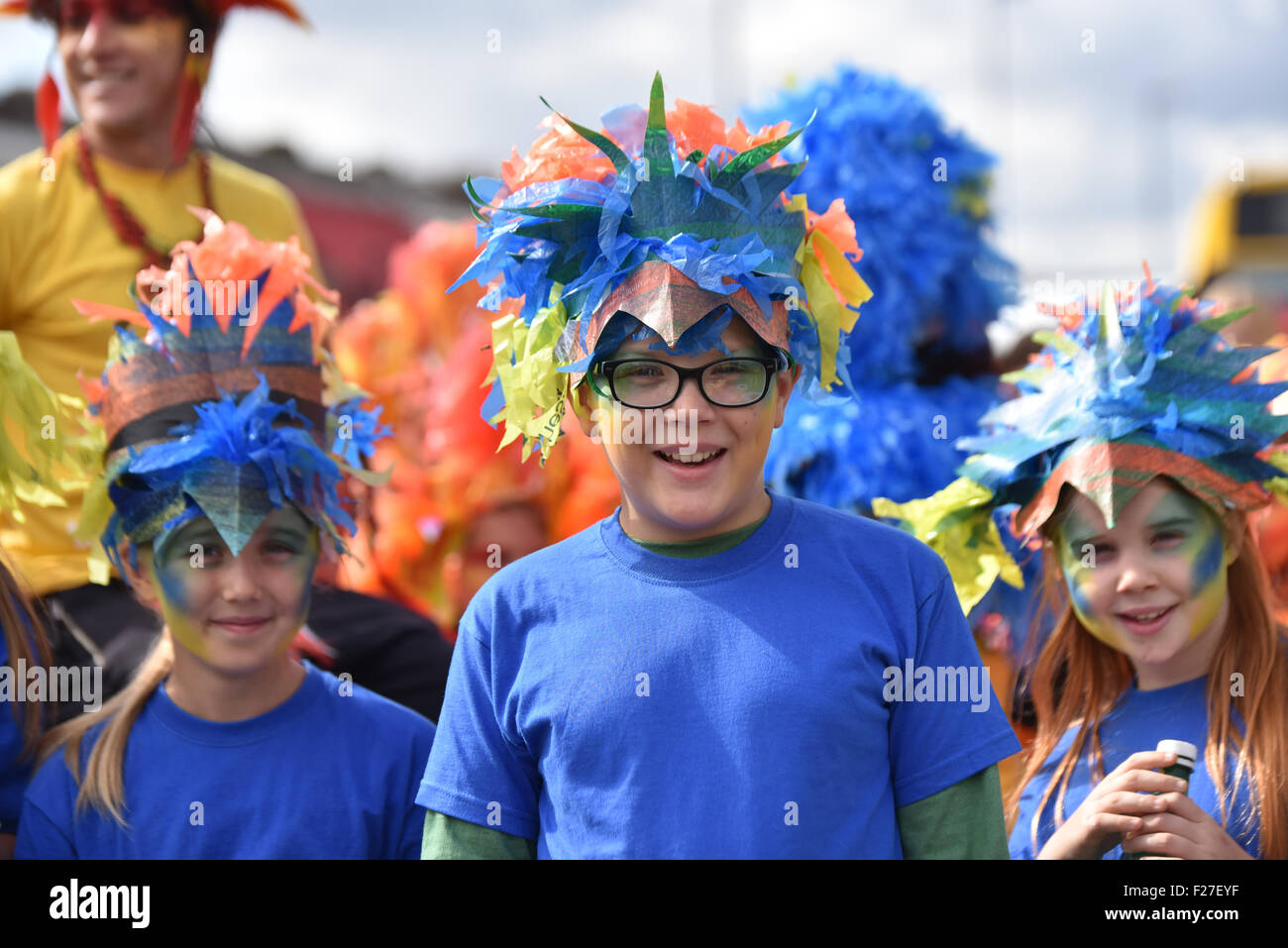 Londra, Regno Unito. Il 13 settembre 2015. Hackney street è piena di persone che guardano il 24 gruppi di carnevale 750 interpreti per le strade assieme a Ridley Road Market, alcuni stupidità di fumare dope come possiamo odore intorno a bambini e adulti in Hackney, Londra. Credito: Vedere Li/Alamy Live News Foto Stock