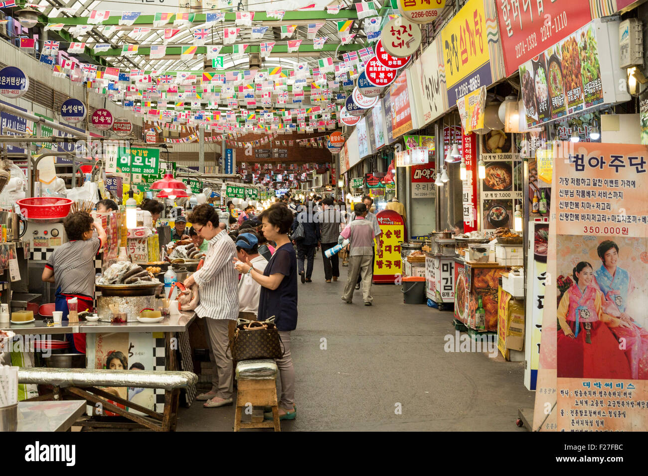 Persone mangiare nel mercato Gwangjang, Jongno-gu, Seoul, Corea del Sud. Foto Stock