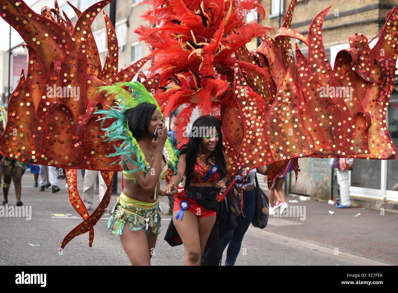 Londra, Regno Unito. Il 13 settembre 2015. Hackney street è piena di persone che guardano il 24 gruppi di carnevale 750 interpreti per le strade assieme a Ridley Road Market, alcuni stupidità di fumare dope come possiamo odore intorno a bambini e adulti in Hackney, Londra. Credito: Vedere Li/Alamy Live News Foto Stock